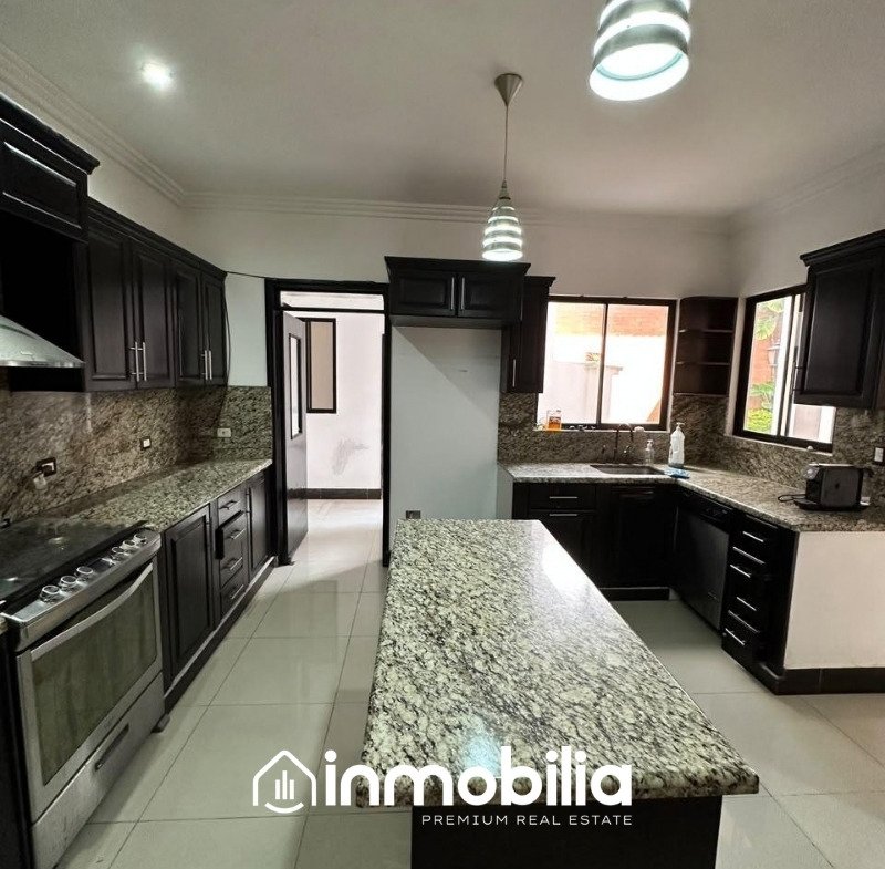Casa en Venta en Colonia Montesolar, Zona 16, Ciudad de Guatemala