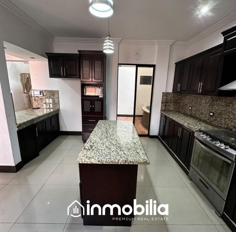 Casa en Venta en Colonia Montesolar, Zona 16, Ciudad de Guatemala - Image 2